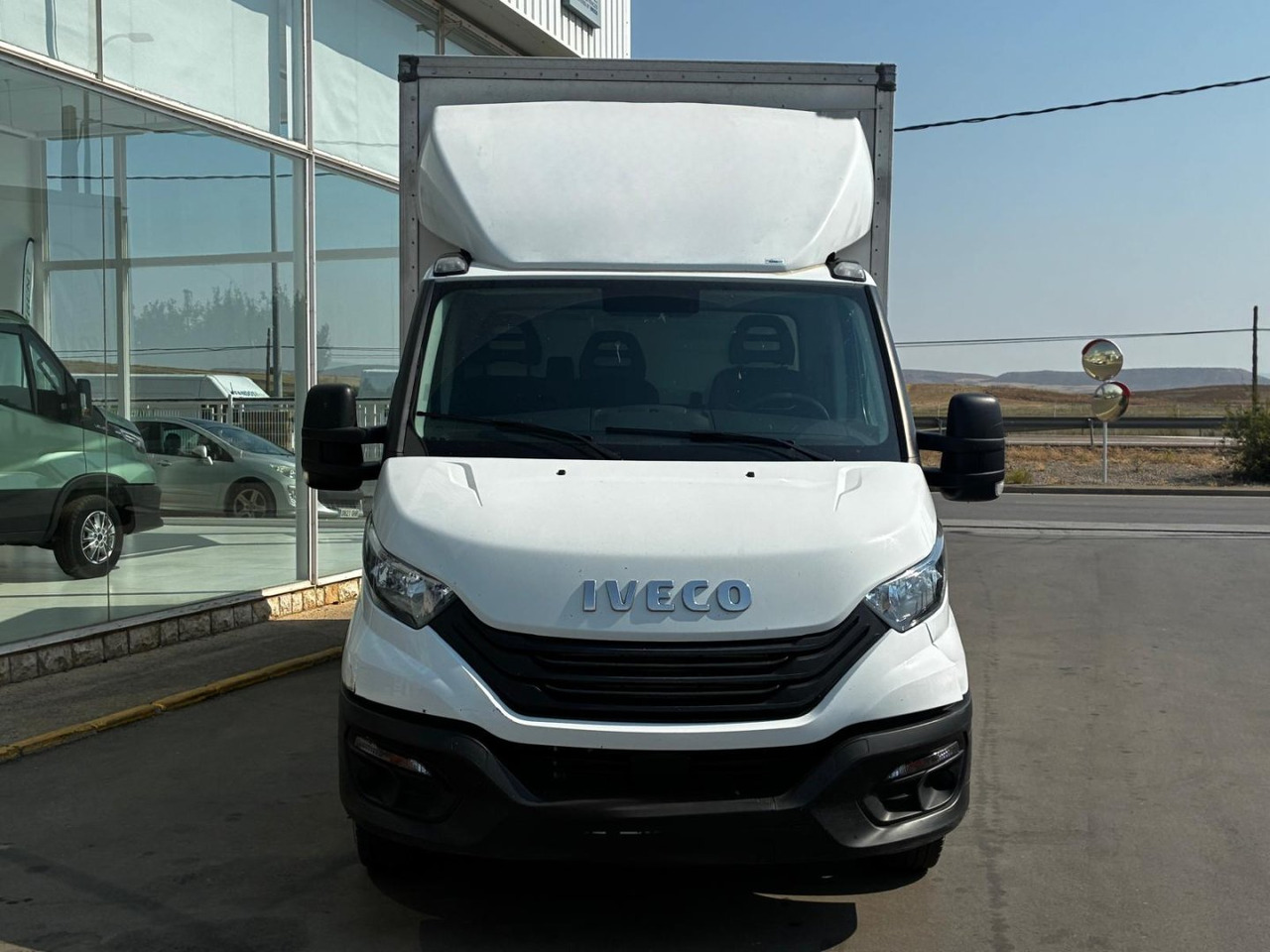 Caja cerrada con plataforma elevadora IVECO 35C16 3.0 20m3 - Fourgon grand volume: photos 2 Caja cerrada con plataforma elevadora IVECO 35C16 3.0 20m3 - Fourgon grand volume: photos 2