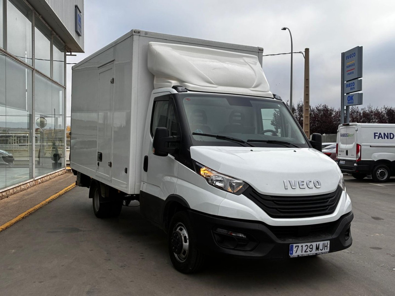 Caja cerrada con plataforma elevadora IVECO 35C16 3.0 20m3 con puerta lateral - Fourgon grand volume: photos 3 Caja cerrada con plataforma elevadora IVECO 35C16 3.0 20m3 con puerta lateral - Fourgon grand volume: photos 3