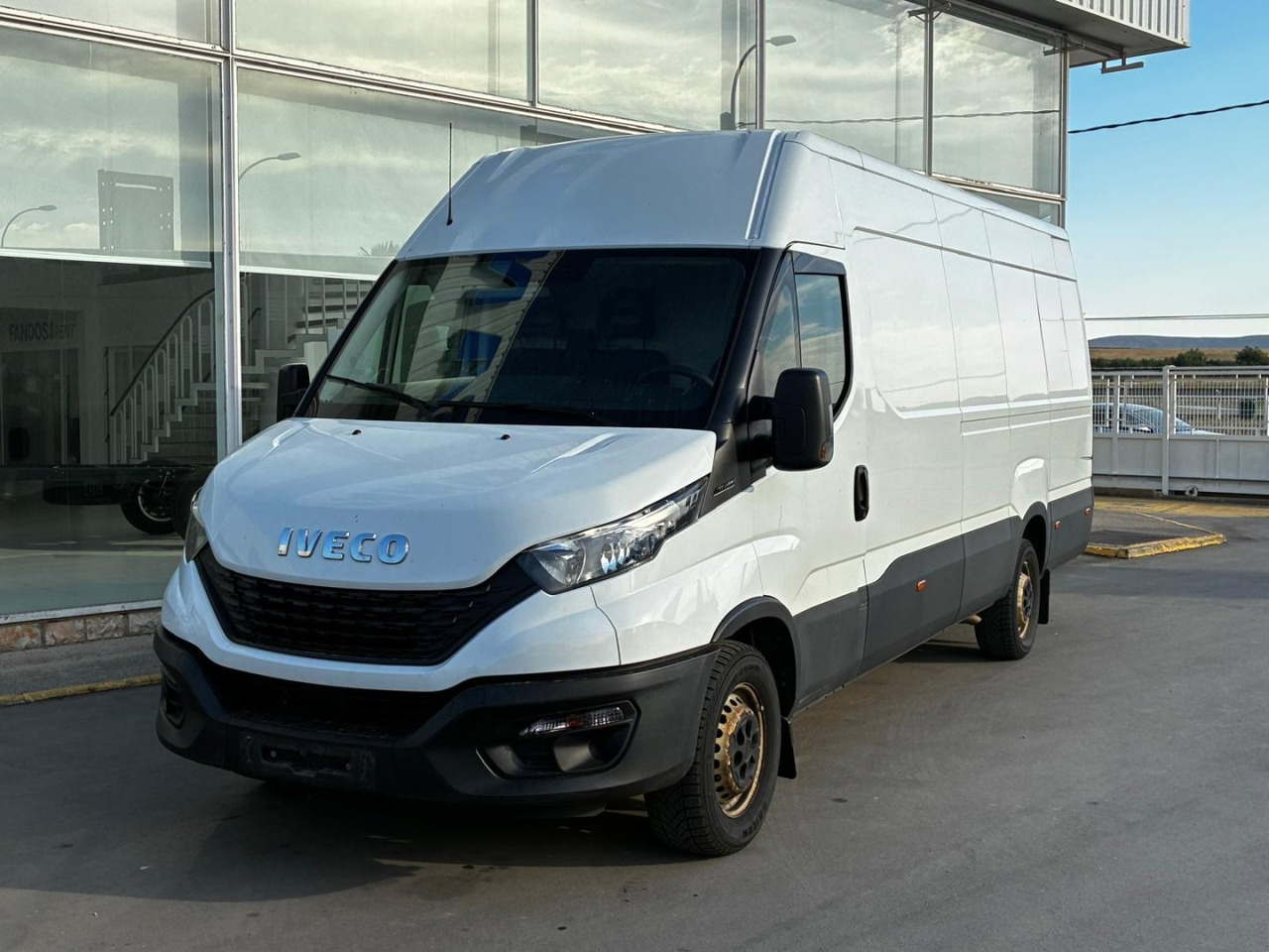 Furgón IVECO 35S14 V 16m3 - Fourgon utilitaire: photos 1 Furgón IVECO 35S14 V 16m3 - Fourgon utilitaire: photos 1
