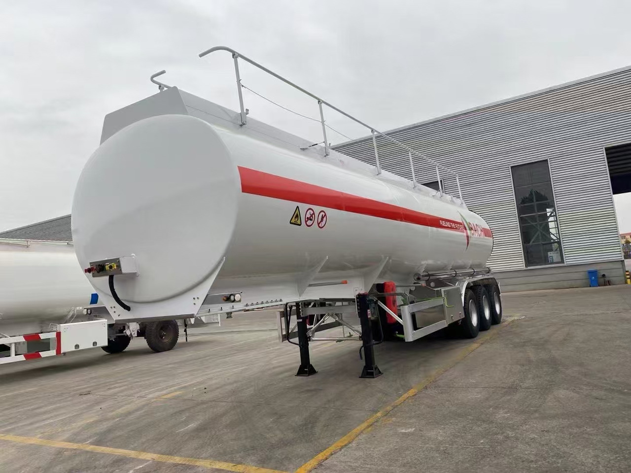 30,000–60,000 Liters Single or Multiple Compartments Customizable tank trailers available - Semi-remorque citerne: photos 1 30,000–60,000 Liters Single or Multiple Compartments Customizable tank trailers available - Semi-remorque citerne: photos 1