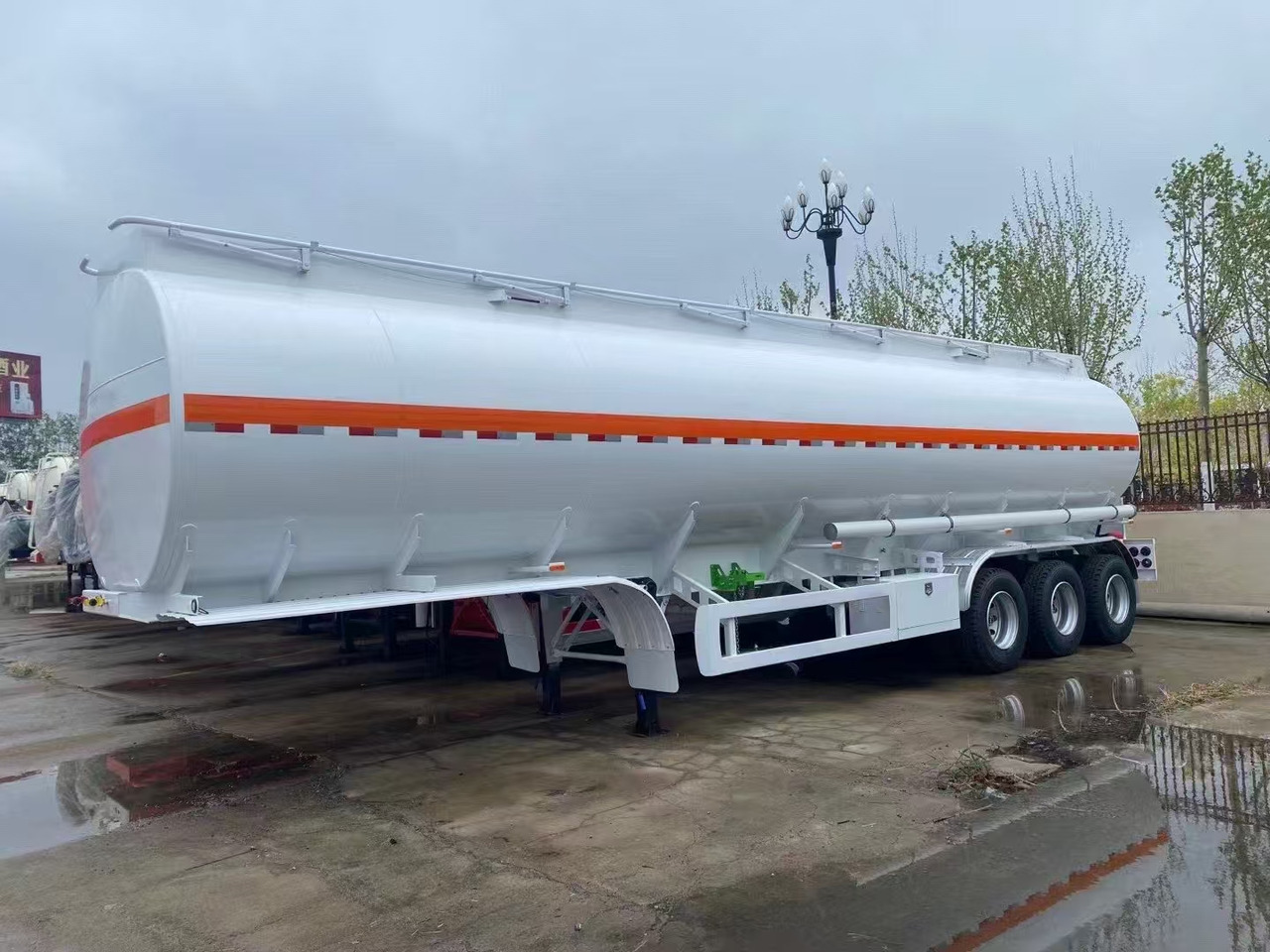 30,000–60,000 Liters Single or Multiple Compartments Customizable tank trailers available - Semi-remorque citerne: photos 5 30,000–60,000 Liters Single or Multiple Compartments Customizable tank trailers available - Semi-remorque citerne: photos 5