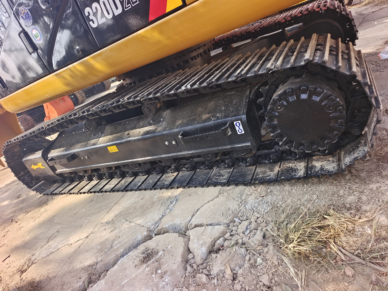 CAT 320D2L - Pelle sur chenille: photos 5 CAT 320D2L - Pelle sur chenille: photos 5