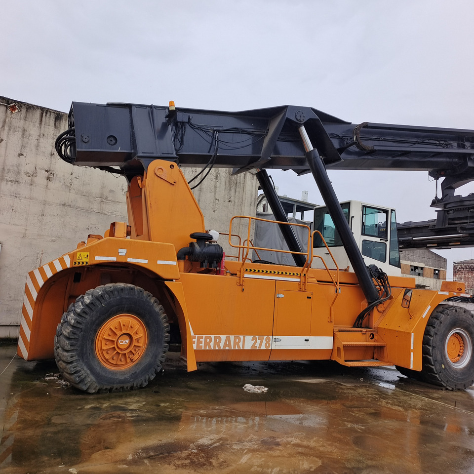 CVS FERRARRI F278 45 ton - Reach stacker: photos 4 CVS FERRARRI F278 45 ton - Reach stacker: photos 4