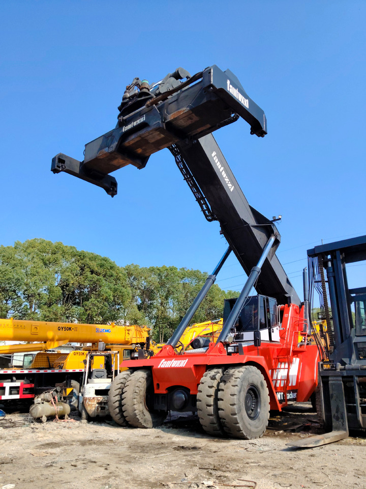 FANTUZZI CS45KM 45TON - Reach stacker: photos 4 FANTUZZI CS45KM 45TON - Reach stacker: photos 4