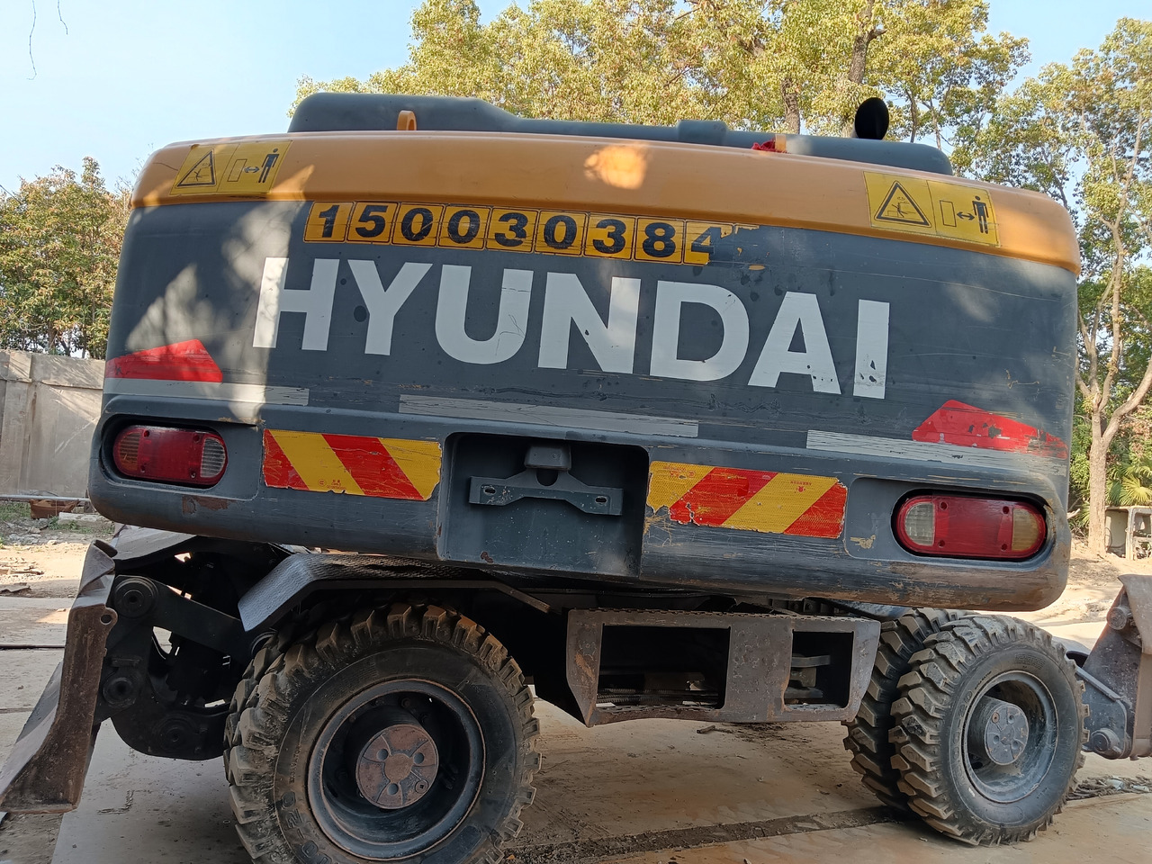 HYUNDAI 210W-9 - Pelle sur pneus: photos 2 HYUNDAI 210W-9 - Pelle sur pneus: photos 2