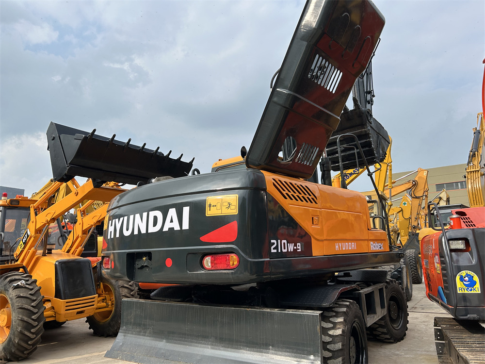 HYUNDAI R210W-9S 210W - 9 S 210W-9T - Pelle sur pneus: photos 1 HYUNDAI R210W-9S 210W - 9 S 210W-9T - Pelle sur pneus: photos 1