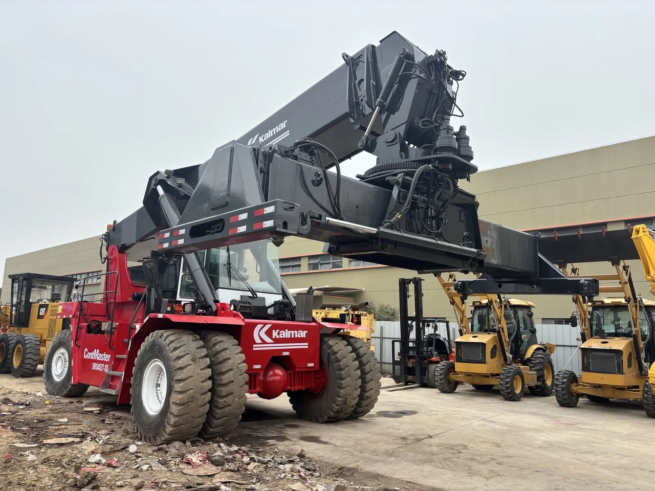KALMAR DRS4527 - S5 45 TON DRF450 DRD450 DRU450 DRT450 - Reach stacker: photos 1 KALMAR DRS4527 - S5 45 TON DRF450 DRD450 DRU450 DRT450 - Reach stacker: photos 1