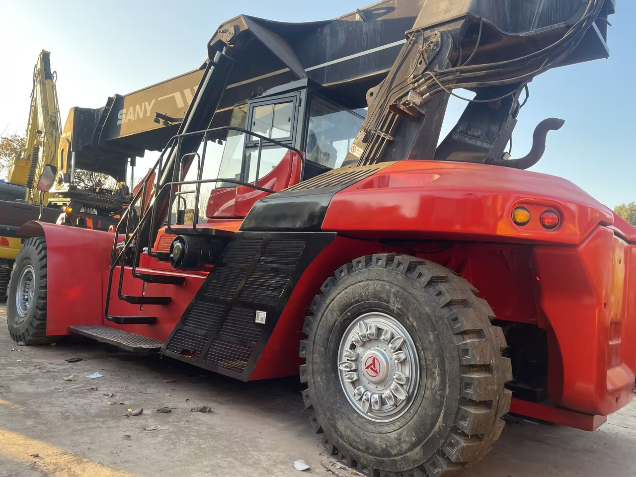 SANY SRSC 45 C30 - Reach stacker: photos 1 SANY SRSC 45 C30 - Reach stacker: photos 1