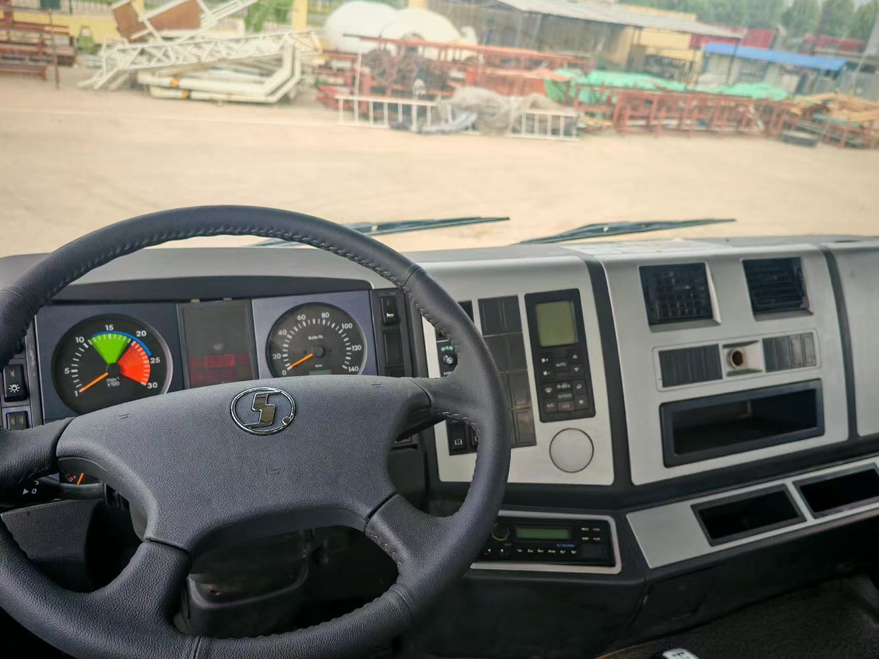 SHACMAN F3000 8*4 - Camion benne: photos 5 SHACMAN F3000 8*4 - Camion benne: photos 5