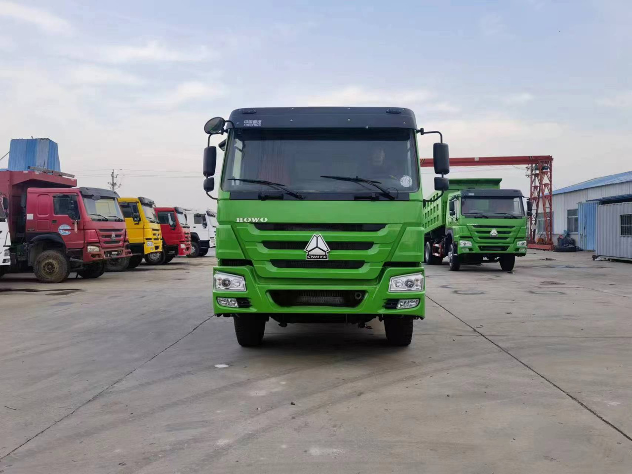 SINOTRUK HOWO 6*4 8*4 DUMP TRUCK - Camion benne: photos 2 SINOTRUK HOWO 6*4 8*4 DUMP TRUCK - Camion benne: photos 2
