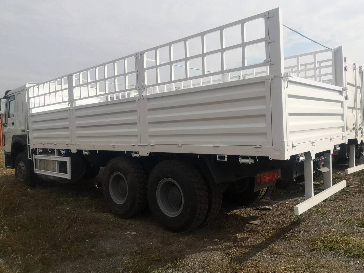 SINOTRUK HOWO FENCE LIVESTOCK DUMP TRUCK - Camion benne: photos 4 SINOTRUK HOWO FENCE LIVESTOCK DUMP TRUCK - Camion benne: photos 4