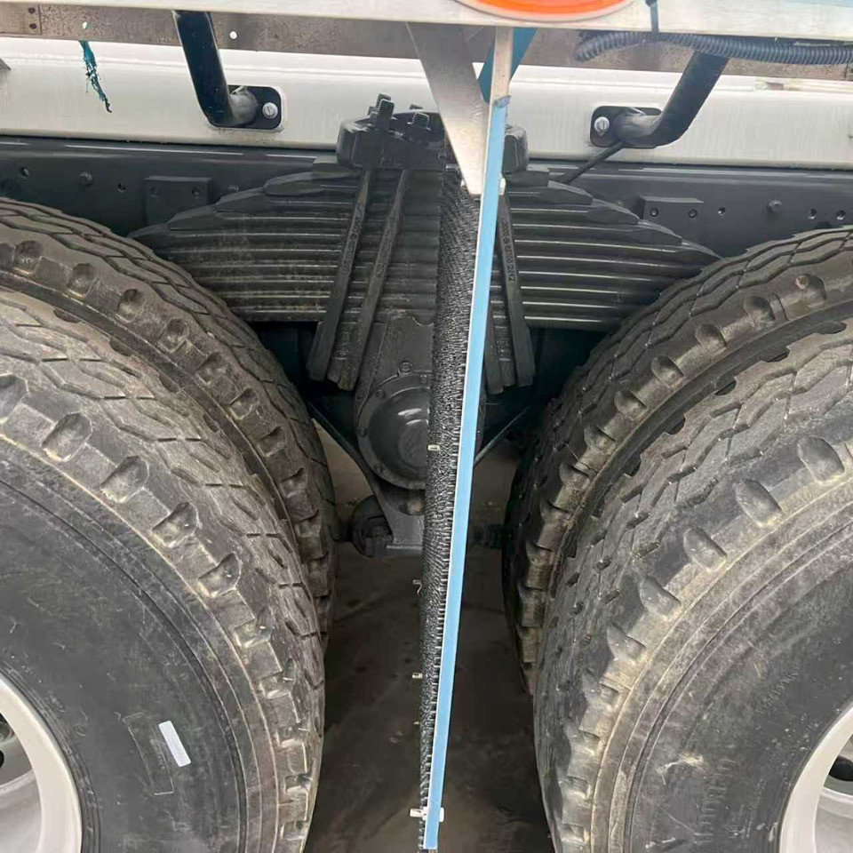 SINOTRUK TX350 Euros 5 - Camion malaxeur: photos 5 SINOTRUK TX350 Euros 5 - Camion malaxeur: photos 5