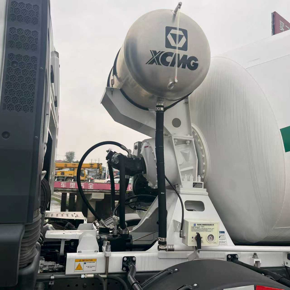 SINOTRUK TX350 Euros 5 - Camion malaxeur: photos 3 SINOTRUK TX350 Euros 5 - Camion malaxeur: photos 3