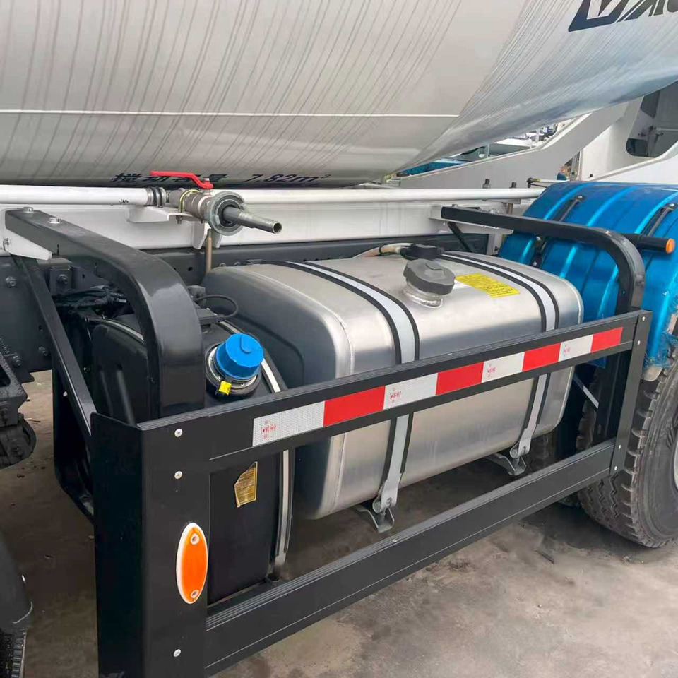 SINOTRUK TX350 HOWO Euro5 STAGE 5 TIER FIVE - Camion malaxeur: photos 4 SINOTRUK TX350 HOWO Euro5 STAGE 5 TIER FIVE - Camion malaxeur: photos 4