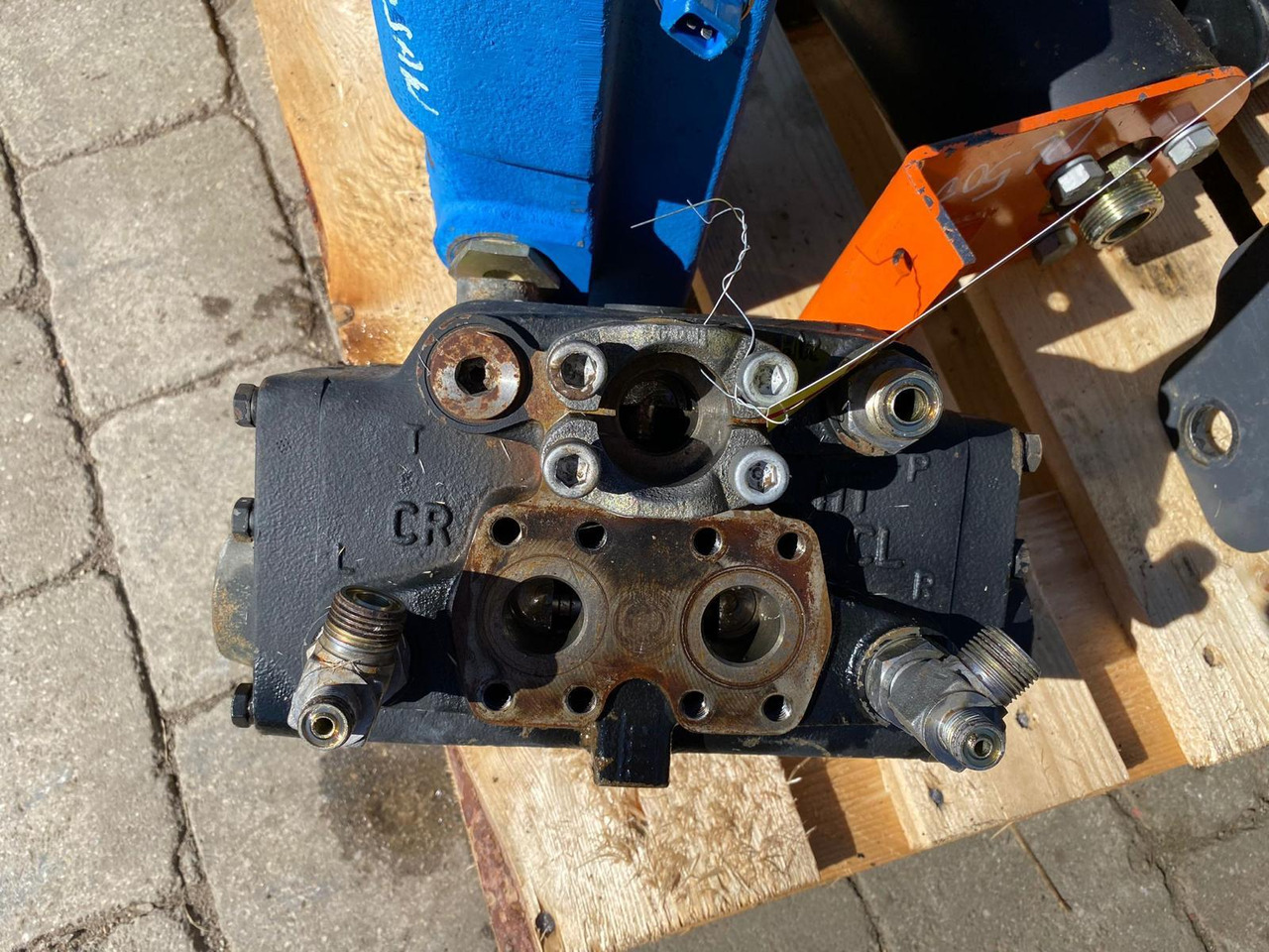 Doosan DL 500 - Valve hydraulique pour Engins de chantier: photos 5 Doosan DL 500 - Valve hydraulique pour Engins de chantier: photos 5