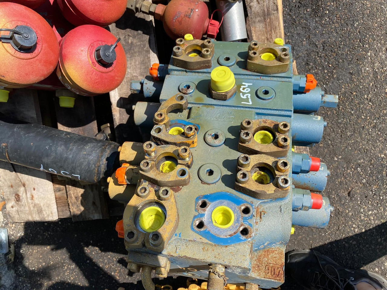 Liebherr L564 - Valve hydraulique pour Engins de chantier: photos 2 Liebherr L564 - Valve hydraulique pour Engins de chantier: photos 2
