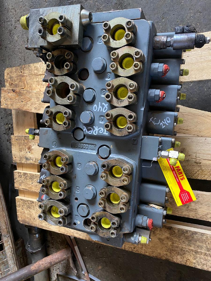 Terex TC 240 LC - Valve hydraulique pour Engins de chantier: photos 3 Terex TC 240 LC - Valve hydraulique pour Engins de chantier: photos 3