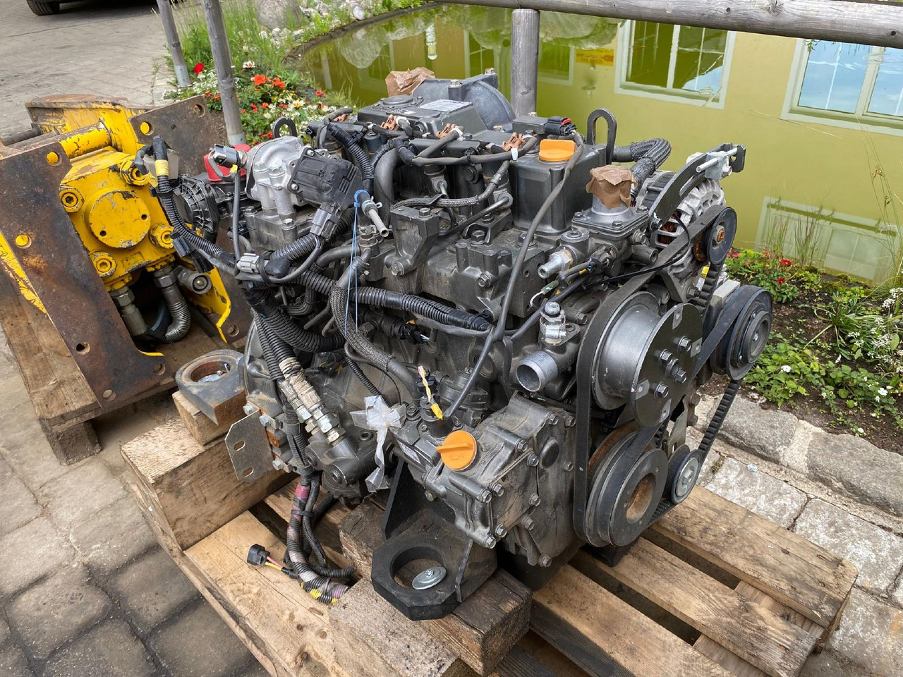 Yanmar Hitachi 4TNV 98C aus ZX 85 - Moteur pour Engins de chantier: photos 5 Yanmar Hitachi 4TNV 98C aus ZX 85 - Moteur pour Engins de chantier: photos 5