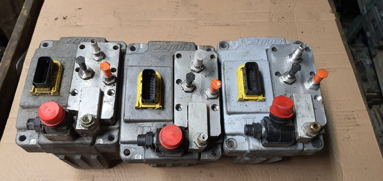 81154036134000 MAN TGX TGS truck - Système d'échappement pour Camion: photos 2 81154036134000 MAN TGX TGS truck - Système d'échappement pour Camion: photos 2