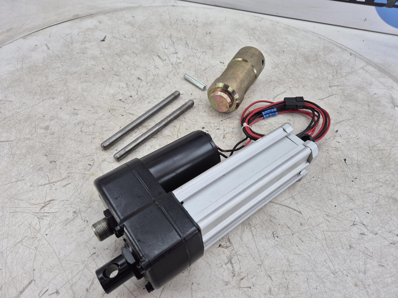 Demag AC 120 Counterweigt locking liniar motor set - Système électrique pour Grue: photos 1 Demag AC 120 Counterweigt locking liniar motor set - Système électrique pour Grue: photos 1