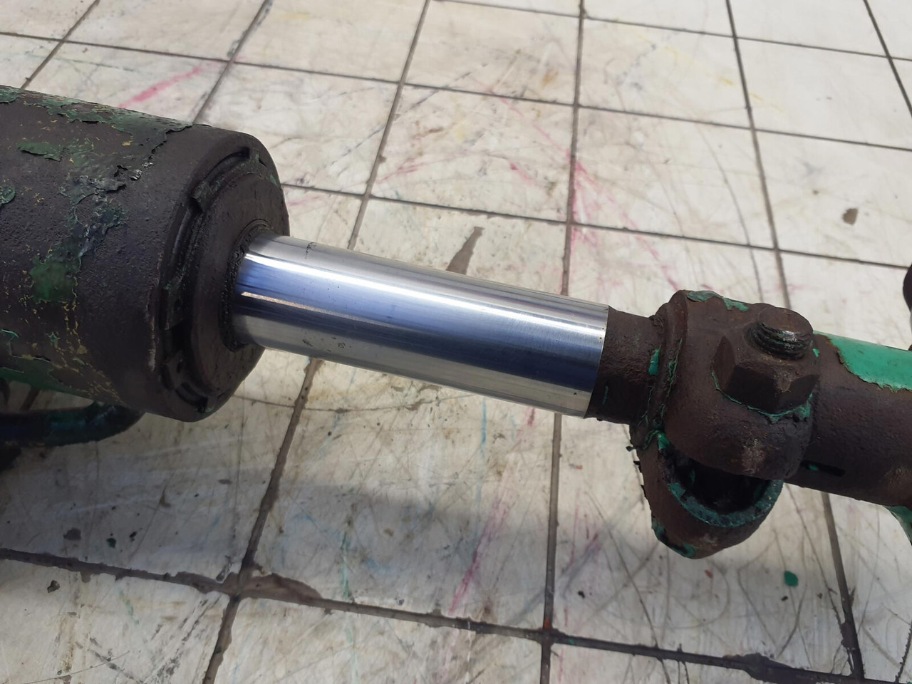 Vérin hydraulique pour Grue mobile FAUN ATF 60-3 axle 3 steering lock cylinder left side: photos 7 Vérin hydraulique pour Grue mobile FAUN ATF 60-3 axle 3 steering lock cylinder left side: photos 7