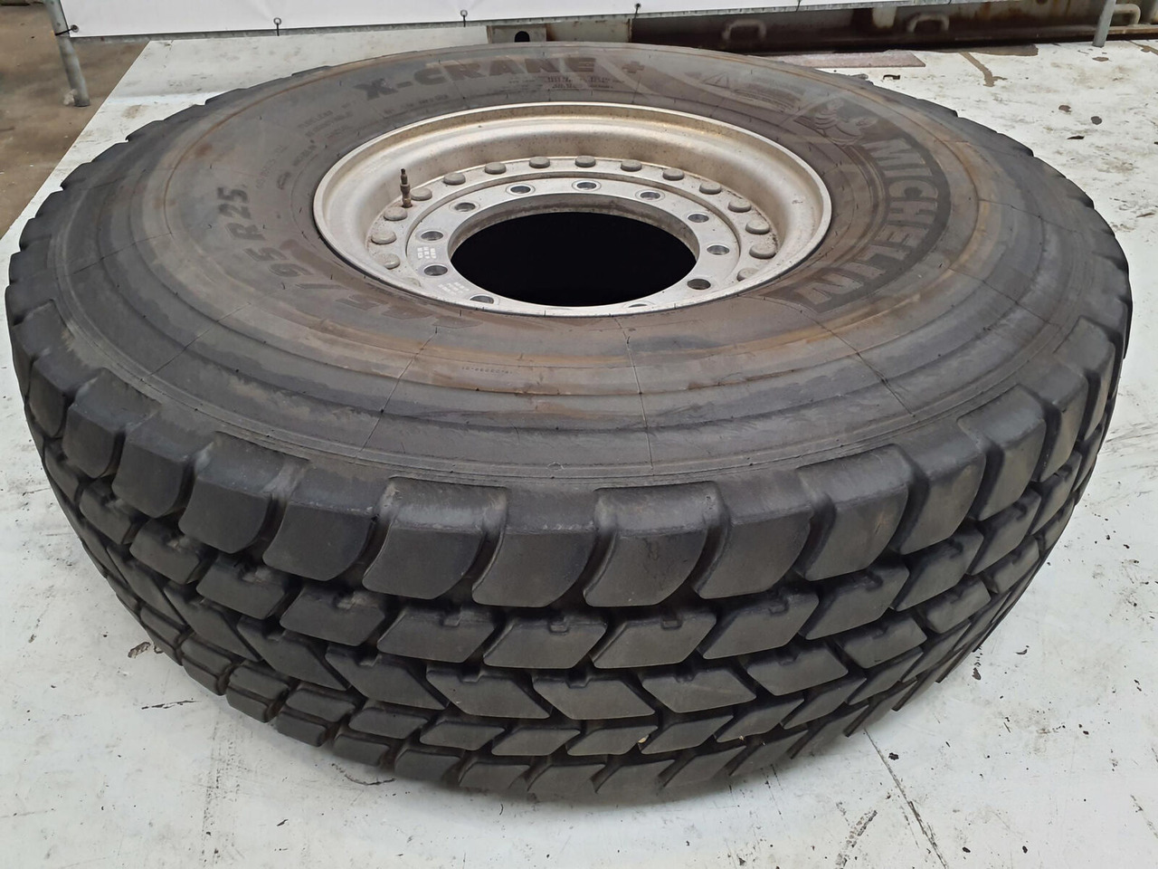 Grove Wheel 445/95R25 12 9 2p alu - Roue complète pour Grue: photos 1 Grove Wheel 445/95R25 12 9 2p alu - Roue complète pour Grue: photos 1