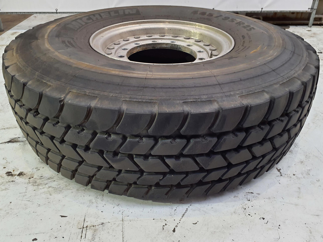 Grove Wheel 445/95R25 12 9 2p alu - Roue complète pour Grue: photos 1 Grove Wheel 445/95R25 12 9 2p alu - Roue complète pour Grue: photos 1
