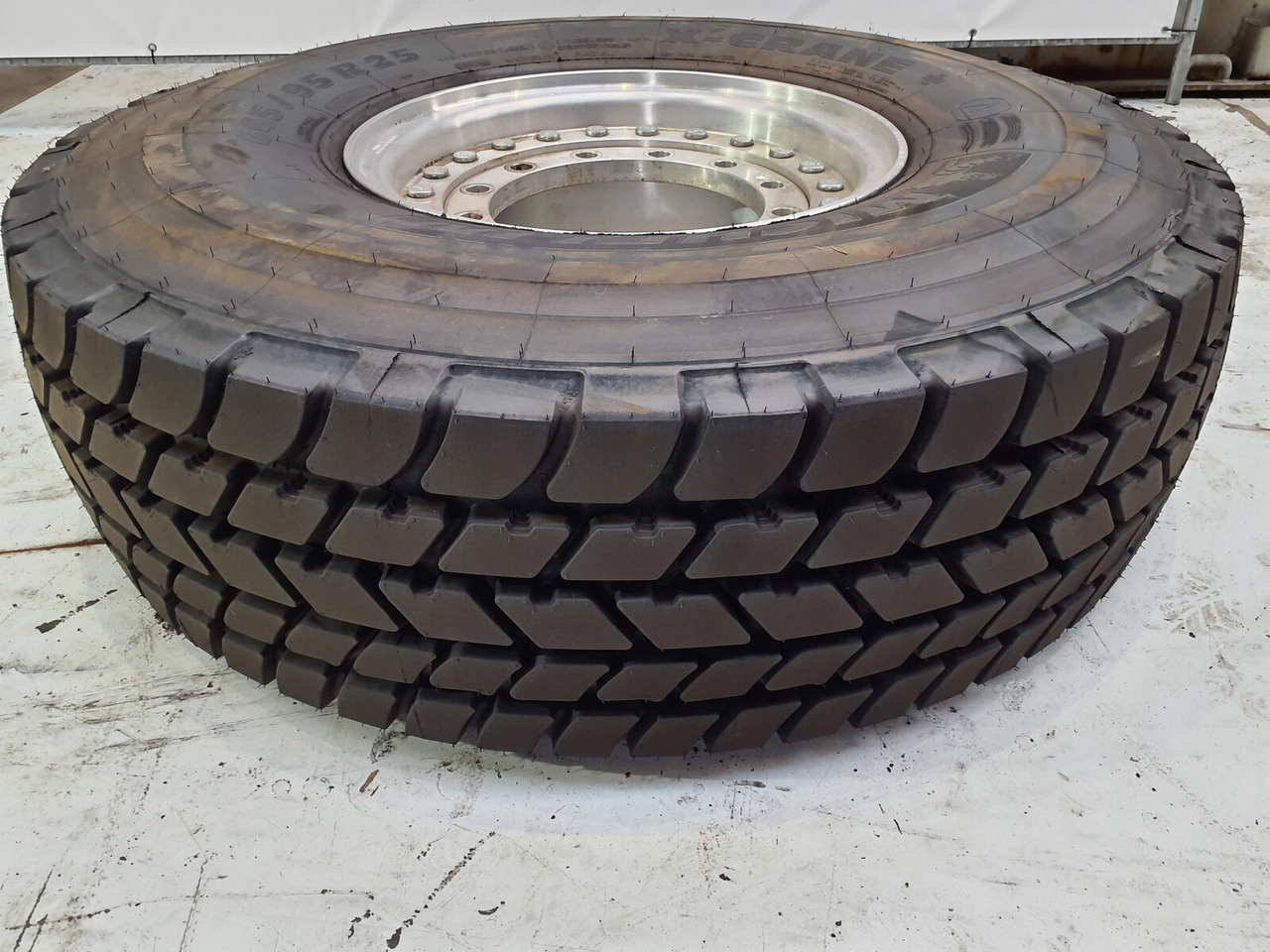 Grove Wheel 445/95R25 12 9 2p alu - Roue complète pour Grue: photos 1 Grove Wheel 445/95R25 12 9 2p alu - Roue complète pour Grue: photos 1