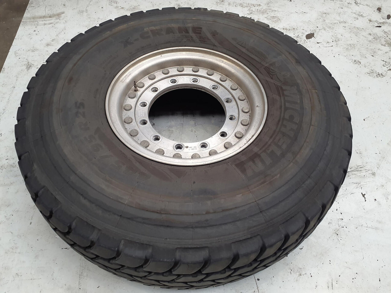 Grove Wheel 445/95R25 12 9 2p alu - Roue complète pour Grue: photos 2 Grove Wheel 445/95R25 12 9 2p alu - Roue complète pour Grue: photos 2