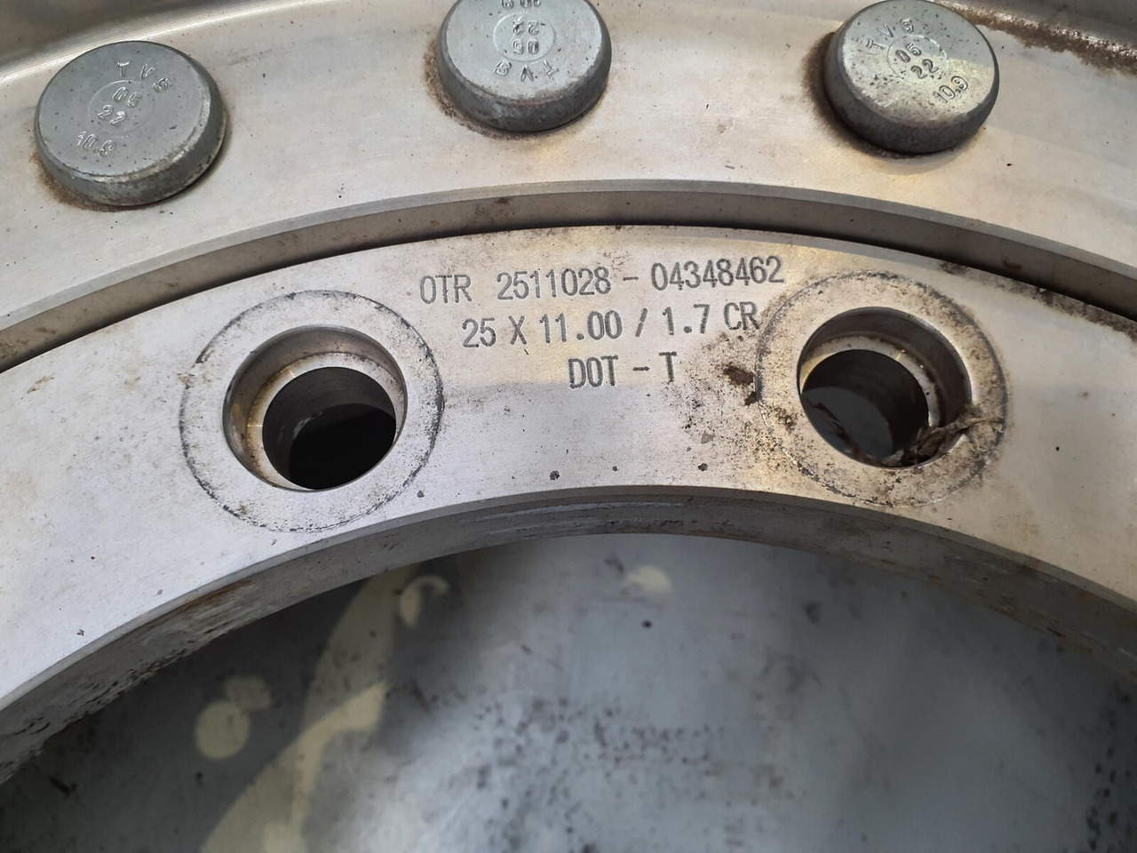 Grove Wheel 445/95R25 12 9 2p alu - Roue complète pour Grue: photos 5 Grove Wheel 445/95R25 12 9 2p alu - Roue complète pour Grue: photos 5