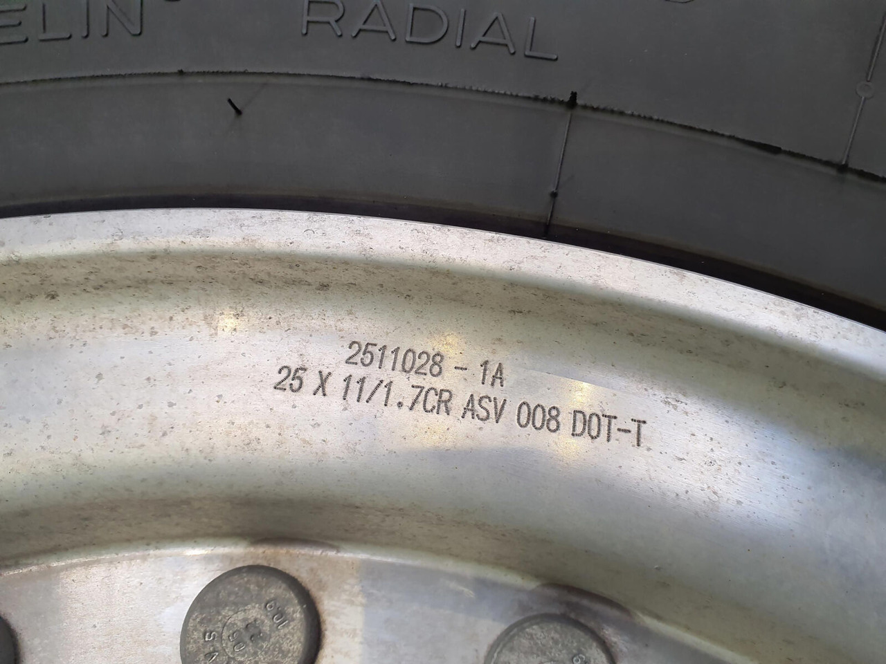 Grove Wheel 445/95R25 12 9 2p alu - Roue complète pour Grue: photos 5 Grove Wheel 445/95R25 12 9 2p alu - Roue complète pour Grue: photos 5