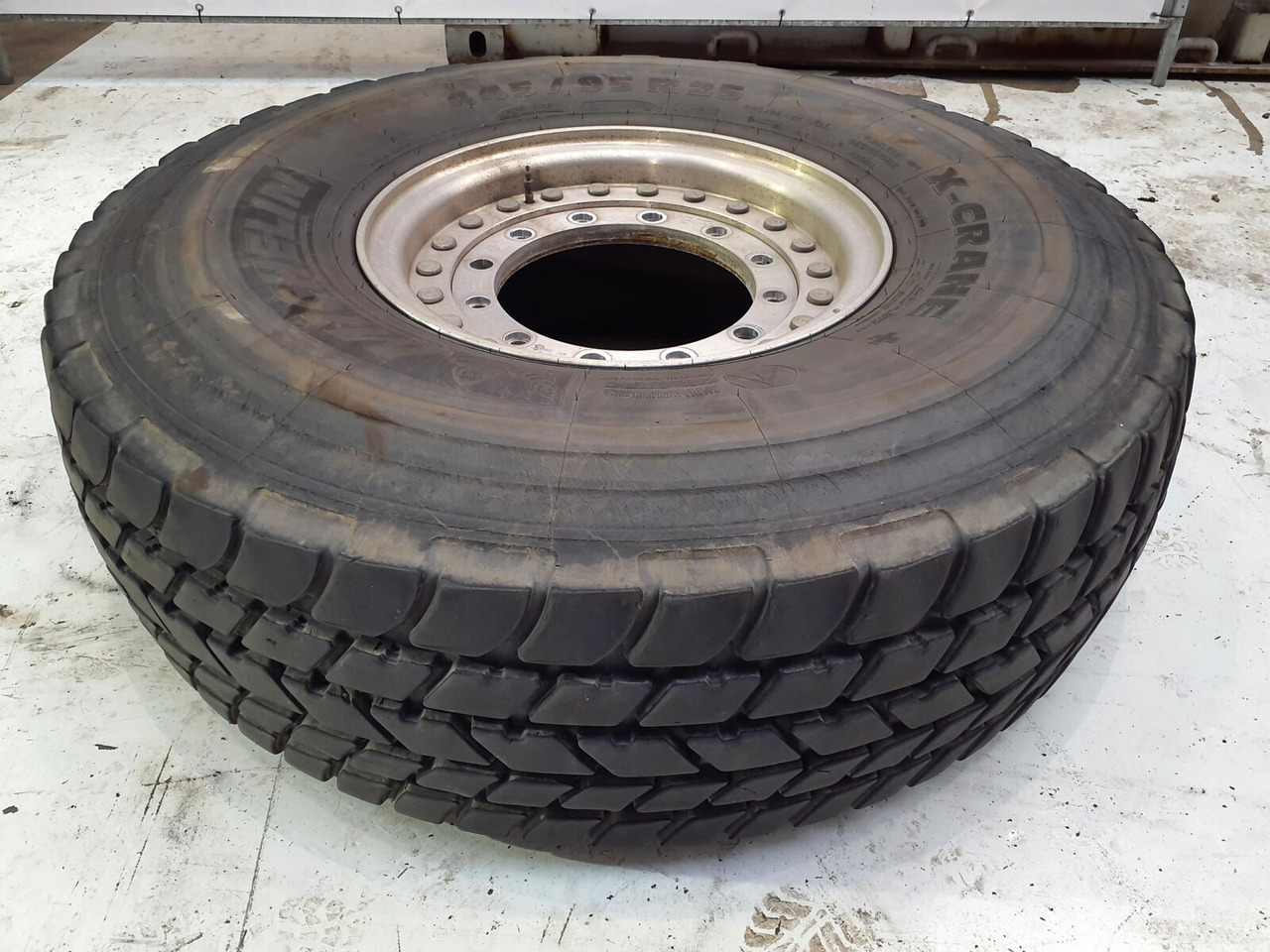 Grove Wheel 445/95R25 12 9 2p alu - Roue complète pour Grue: photos 2 Grove Wheel 445/95R25 12 9 2p alu - Roue complète pour Grue: photos 2