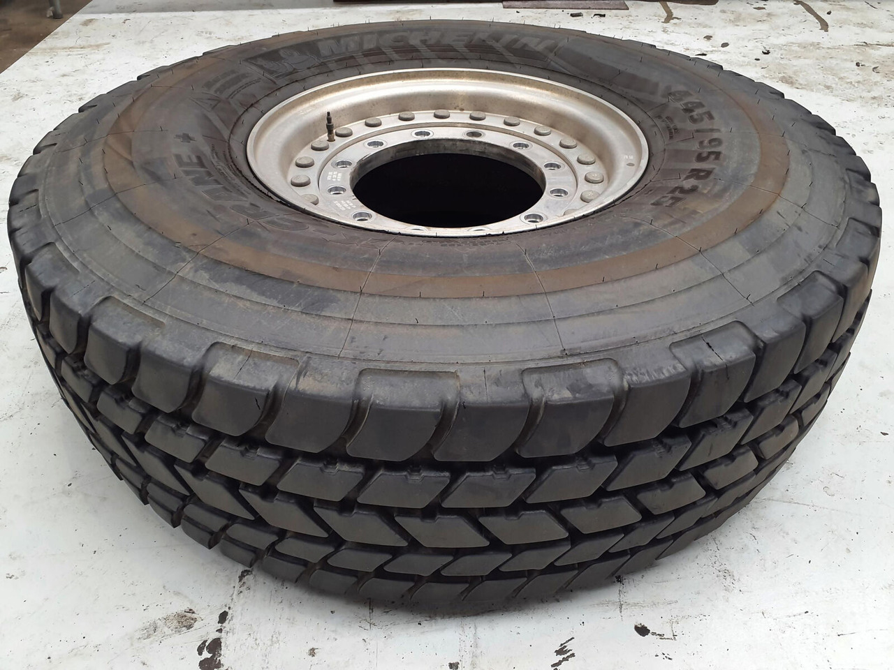 Grove Wheel 445/95R25 12 9 2p alu - Roue complète pour Grue: photos 1 Grove Wheel 445/95R25 12 9 2p alu - Roue complète pour Grue: photos 1