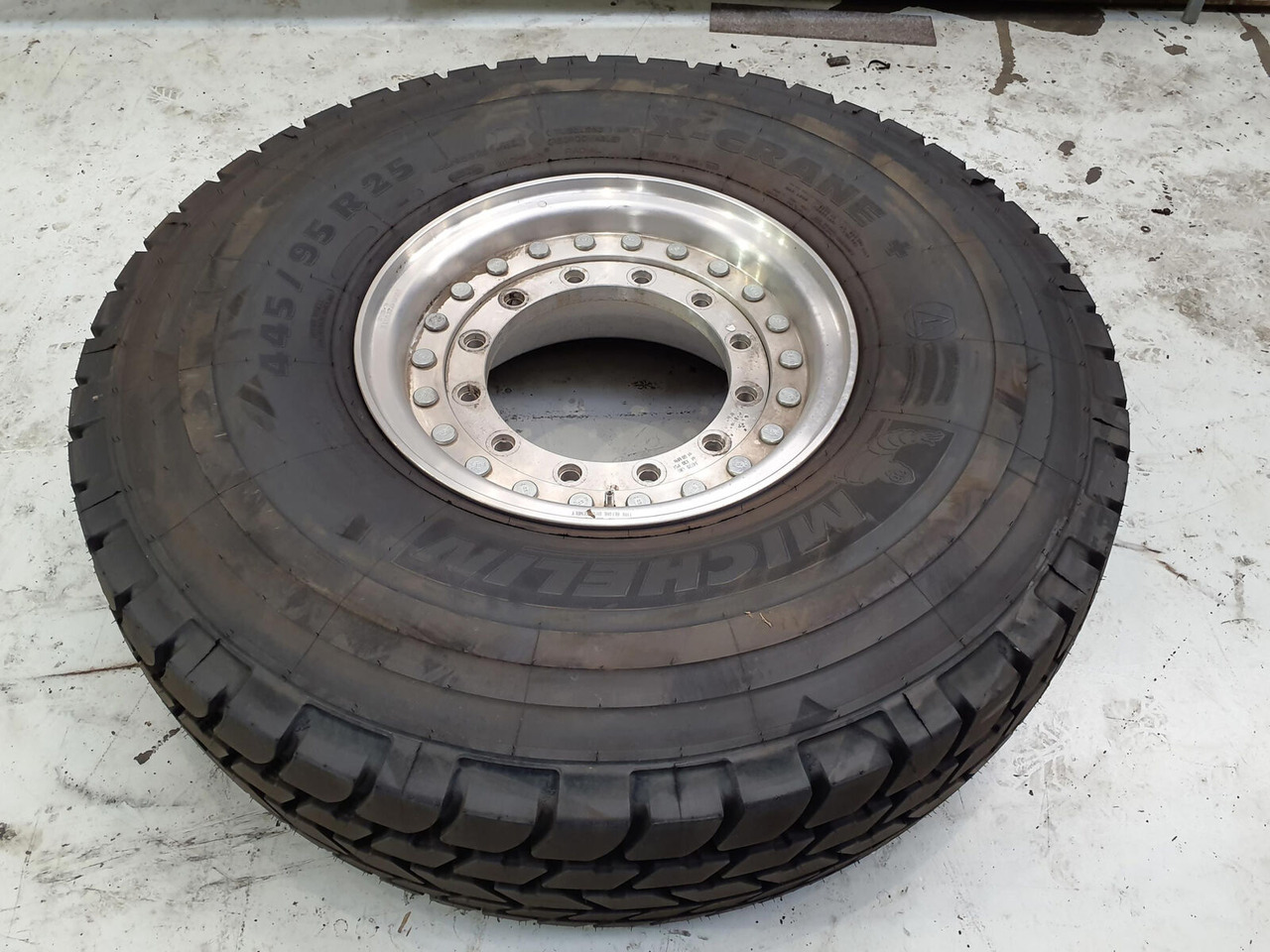 Grove Wheel 445/95R25 12 9 2p alu - Roue complète pour Grue: photos 3 Grove Wheel 445/95R25 12 9 2p alu - Roue complète pour Grue: photos 3