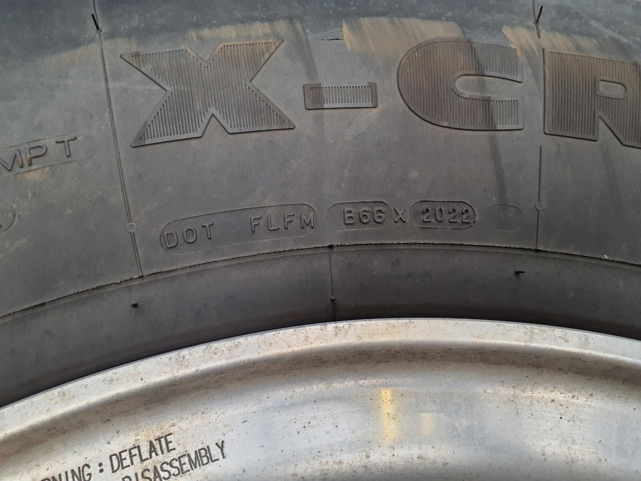 Grove Wheel 445/95R25 12 9 2p alu - Roue complète pour Grue: photos 3 Grove Wheel 445/95R25 12 9 2p alu - Roue complète pour Grue: photos 3