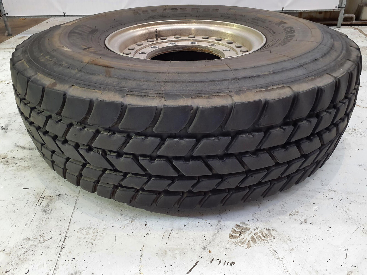 Grove Wheel 445/95R25 12 9 2p alu - Roue complète pour Grue: photos 1 Grove Wheel 445/95R25 12 9 2p alu - Roue complète pour Grue: photos 1