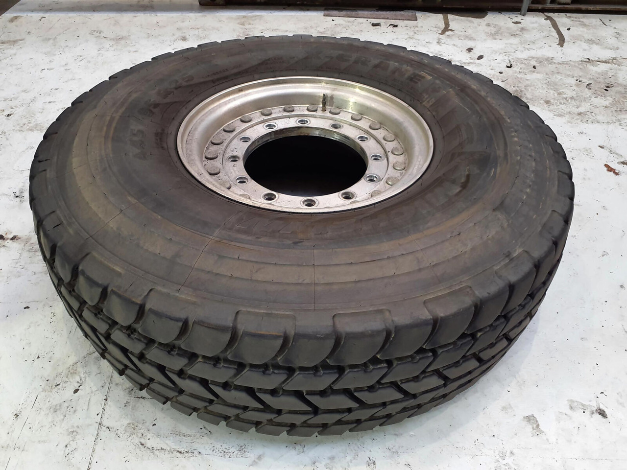 Grove Wheel 445/95R25 12 9 2p alu - Roue complète pour Grue: photos 2 Grove Wheel 445/95R25 12 9 2p alu - Roue complète pour Grue: photos 2