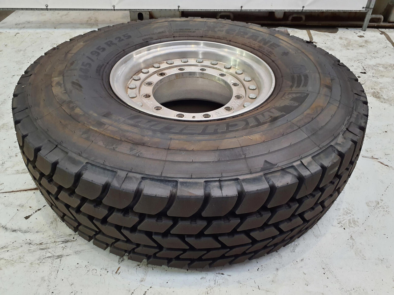 Grove Wheel 445/95R25 12 9 2p alu - Roue complète pour Grue: photos 2 Grove Wheel 445/95R25 12 9 2p alu - Roue complète pour Grue: photos 2