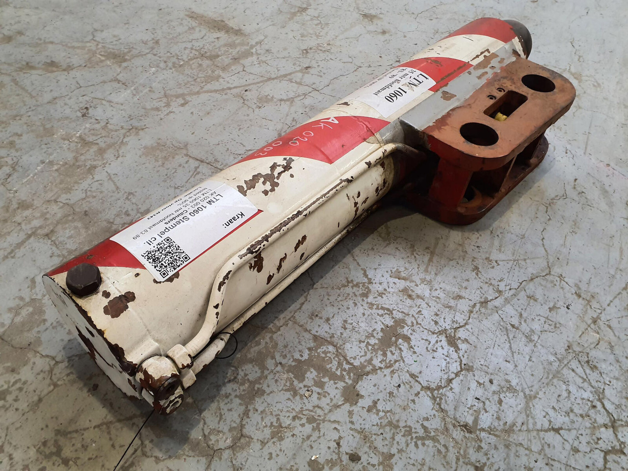 Liebherr LTM 1060 outrigger cylinder - Vérin hydraulique pour Grue: photos 2 Liebherr LTM 1060 outrigger cylinder - Vérin hydraulique pour Grue: photos 2