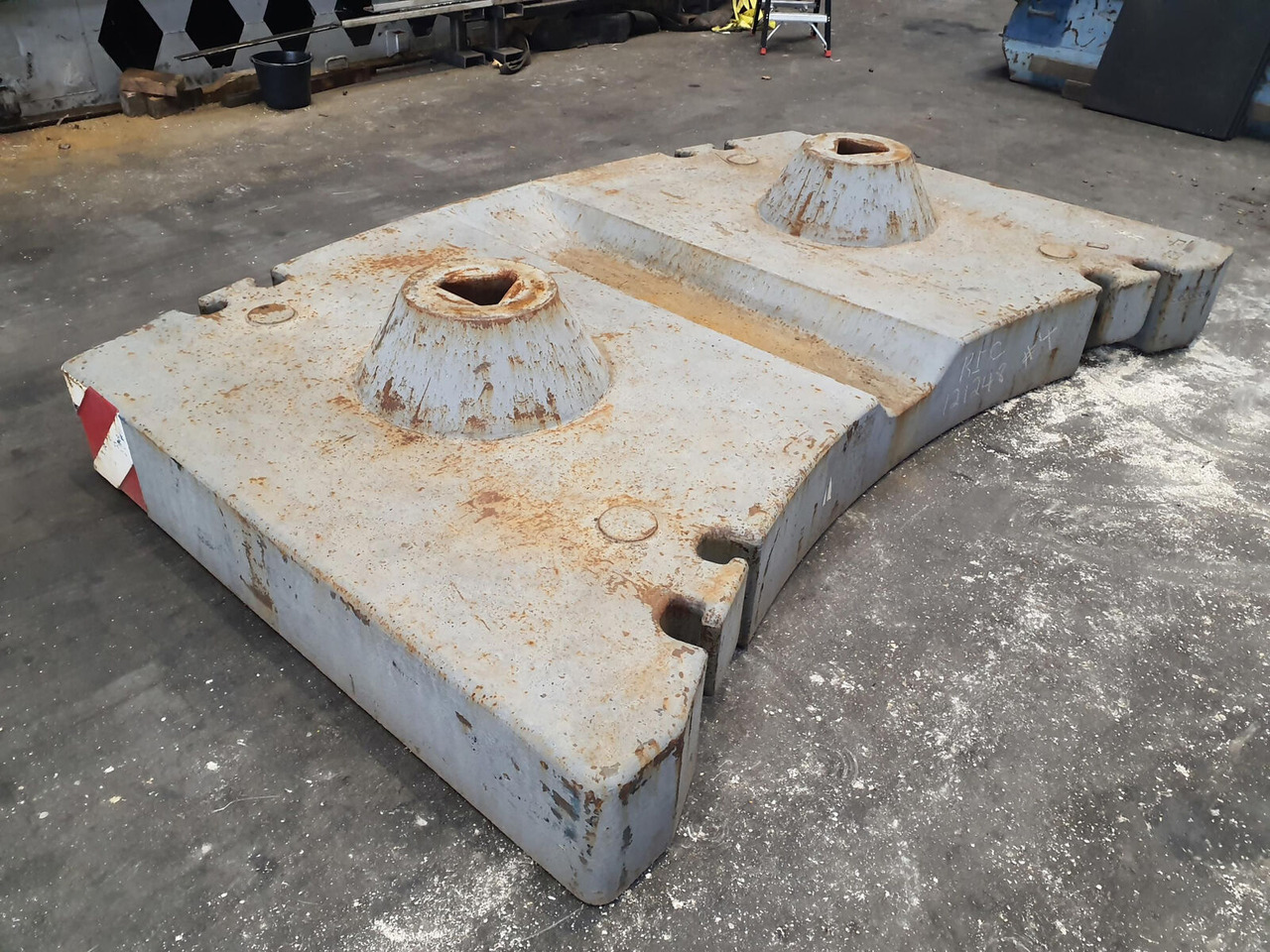 Liebherr LTM 1160-2 counterweight 11t - Contrepoids pour Grue mobile: photos 1 Liebherr LTM 1160-2 counterweight 11t - Contrepoids pour Grue mobile: photos 1