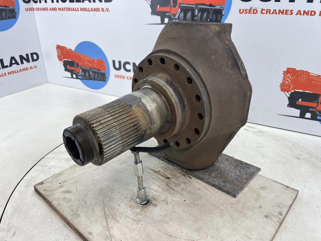 PPM ATT 400 Steering knuckle 16 holes axle 1 - Fusée d'essieu pour Grue: photos 1 PPM ATT 400 Steering knuckle 16 holes axle 1 - Fusée d'essieu pour Grue: photos 1