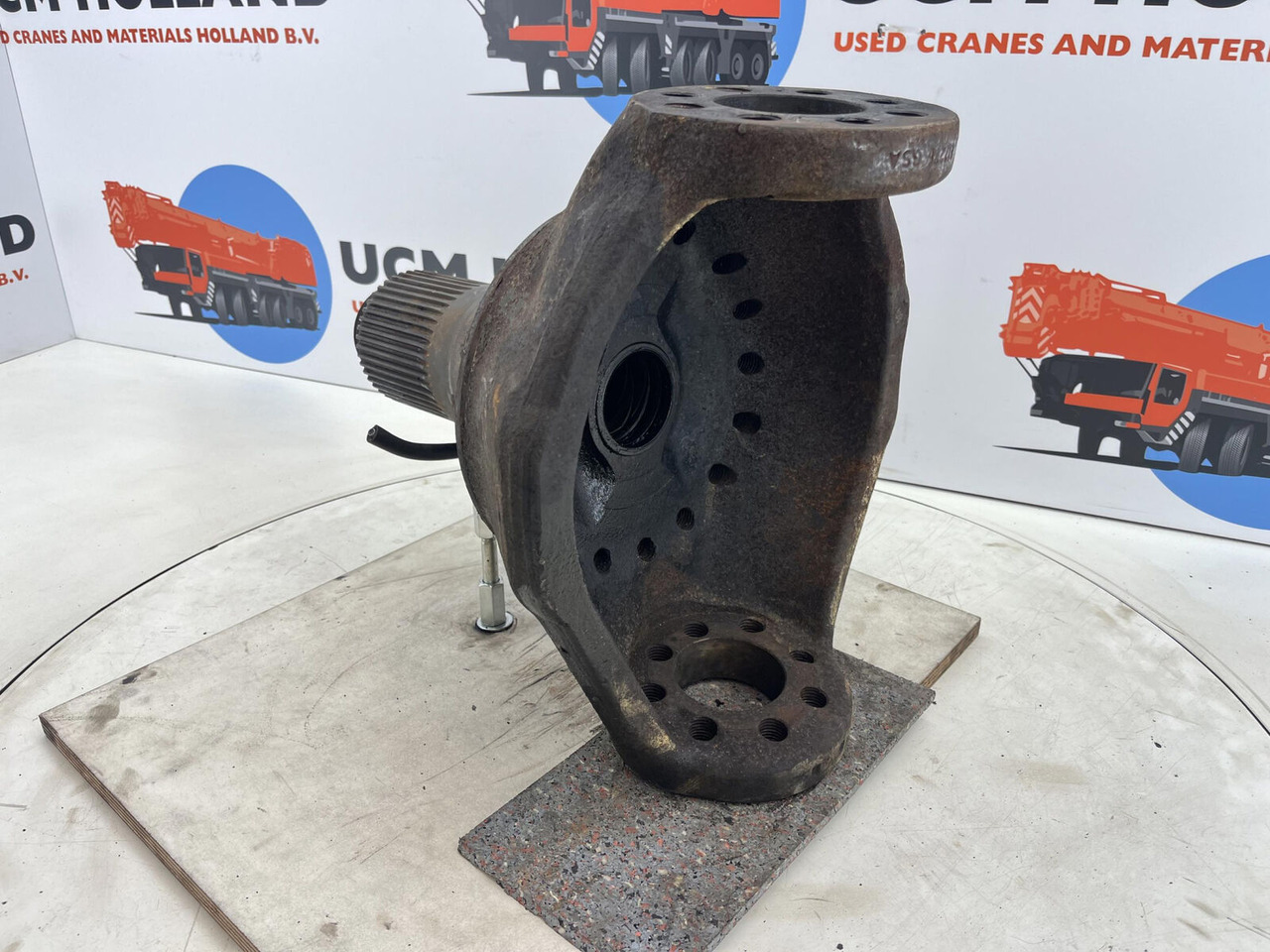 PPM ATT 400 Steering knuckle 16 holes axle 1 - Fusée d'essieu pour Grue: photos 4 PPM ATT 400 Steering knuckle 16 holes axle 1 - Fusée d'essieu pour Grue: photos 4