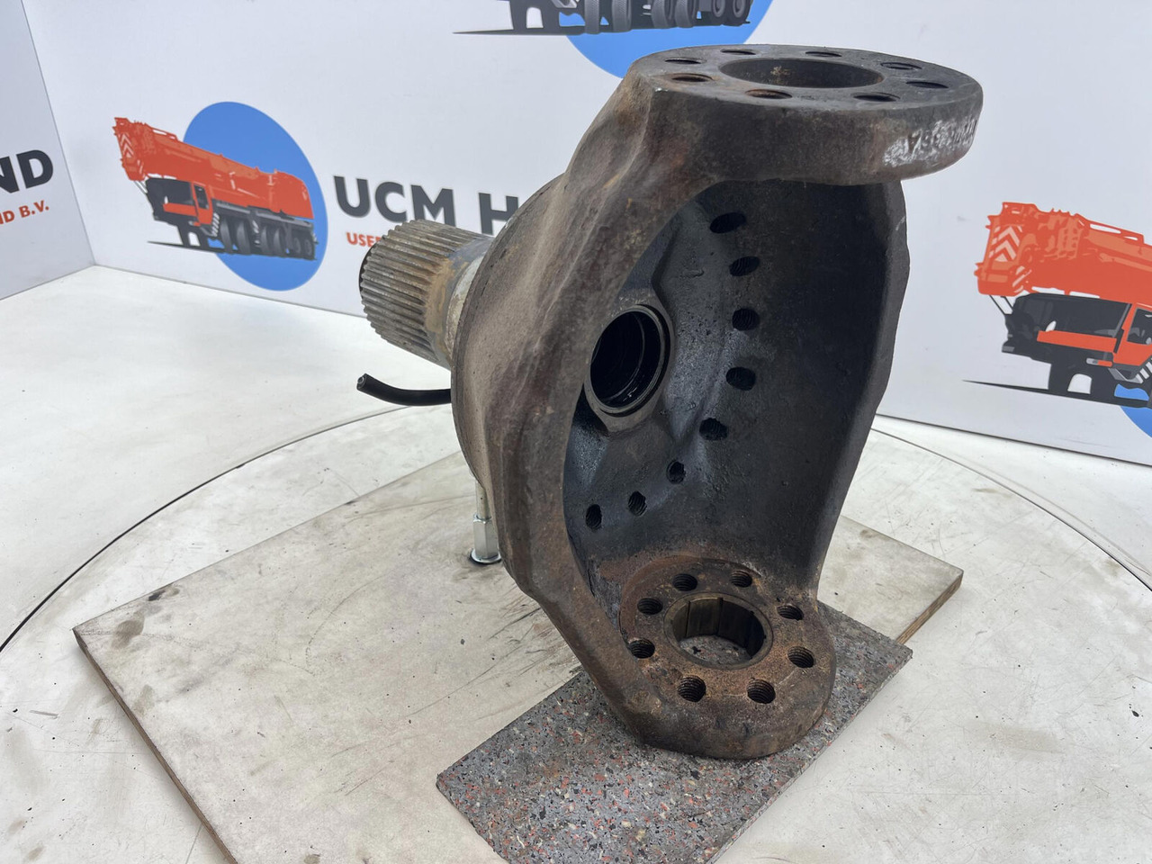 PPM ATT 400 Steering knuckle 16 holes axle 1 - Fusée d'essieu pour Grue: photos 4 PPM ATT 400 Steering knuckle 16 holes axle 1 - Fusée d'essieu pour Grue: photos 4