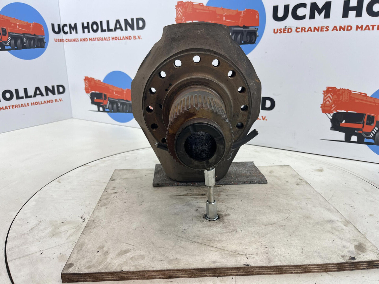 PPM ATT 400 Steering knuckle 16 holes axle 1 - Fusée d'essieu pour Grue: photos 2 PPM ATT 400 Steering knuckle 16 holes axle 1 - Fusée d'essieu pour Grue: photos 2