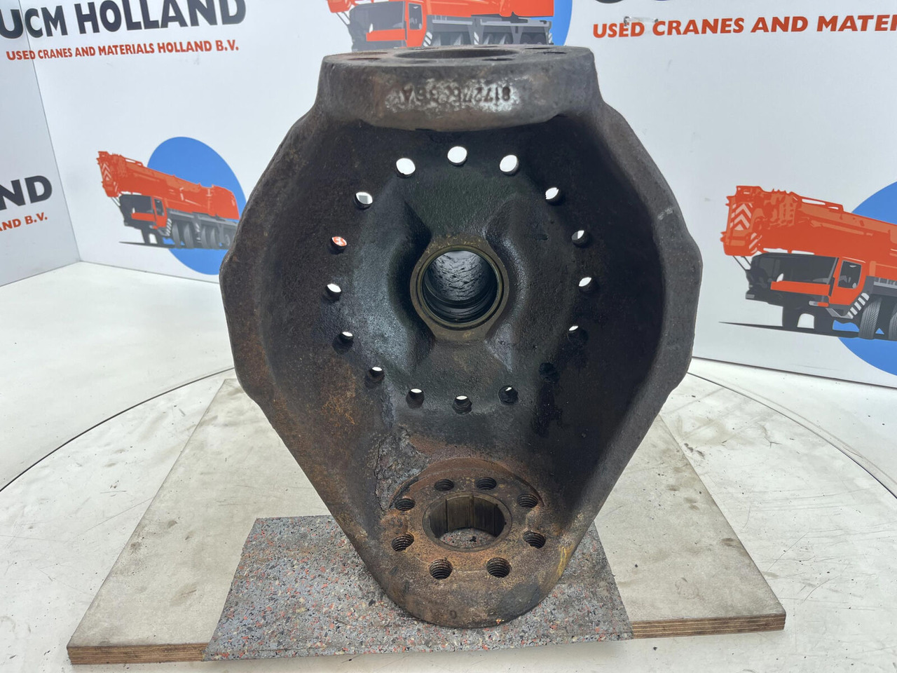 PPM ATT 400 Steering knuckle 16 holes axle 1 - Fusée d'essieu pour Grue: photos 5 PPM ATT 400 Steering knuckle 16 holes axle 1 - Fusée d'essieu pour Grue: photos 5