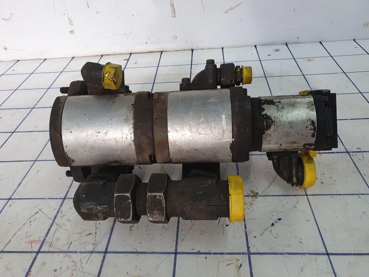 Terex AC 205 3 way gear pump - Pompe hydraulique pour Grue mobile: photos 3 Terex AC 205 3 way gear pump - Pompe hydraulique pour Grue mobile: photos 3