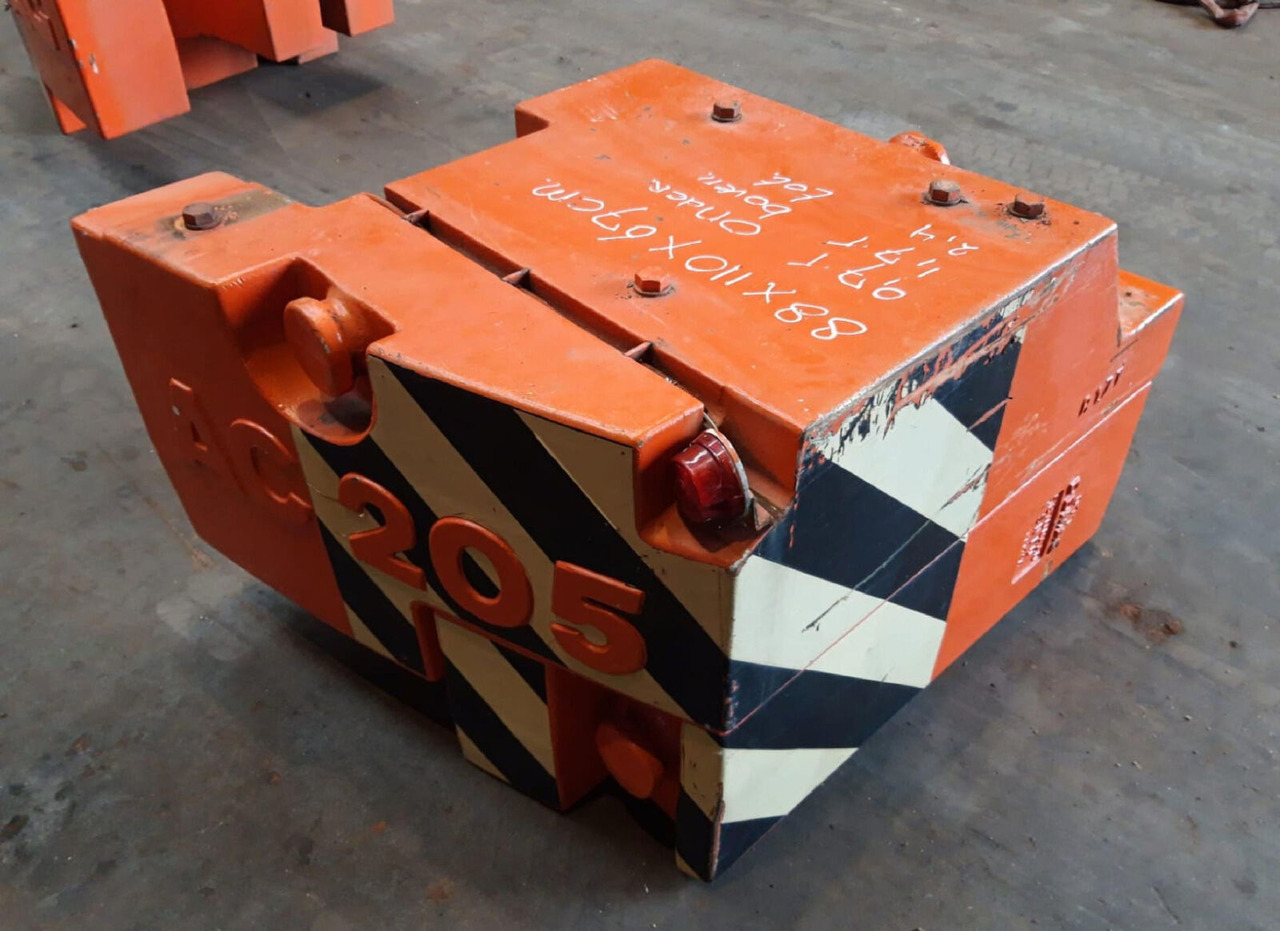 Terex AC 205 counterweight 2,4 ton right side (0.7/1.7 t) - Contrepoids pour Grue mobile: photos 1 Terex AC 205 counterweight 2,4 ton right side (0.7/1.7 t) - Contrepoids pour Grue mobile: photos 1
