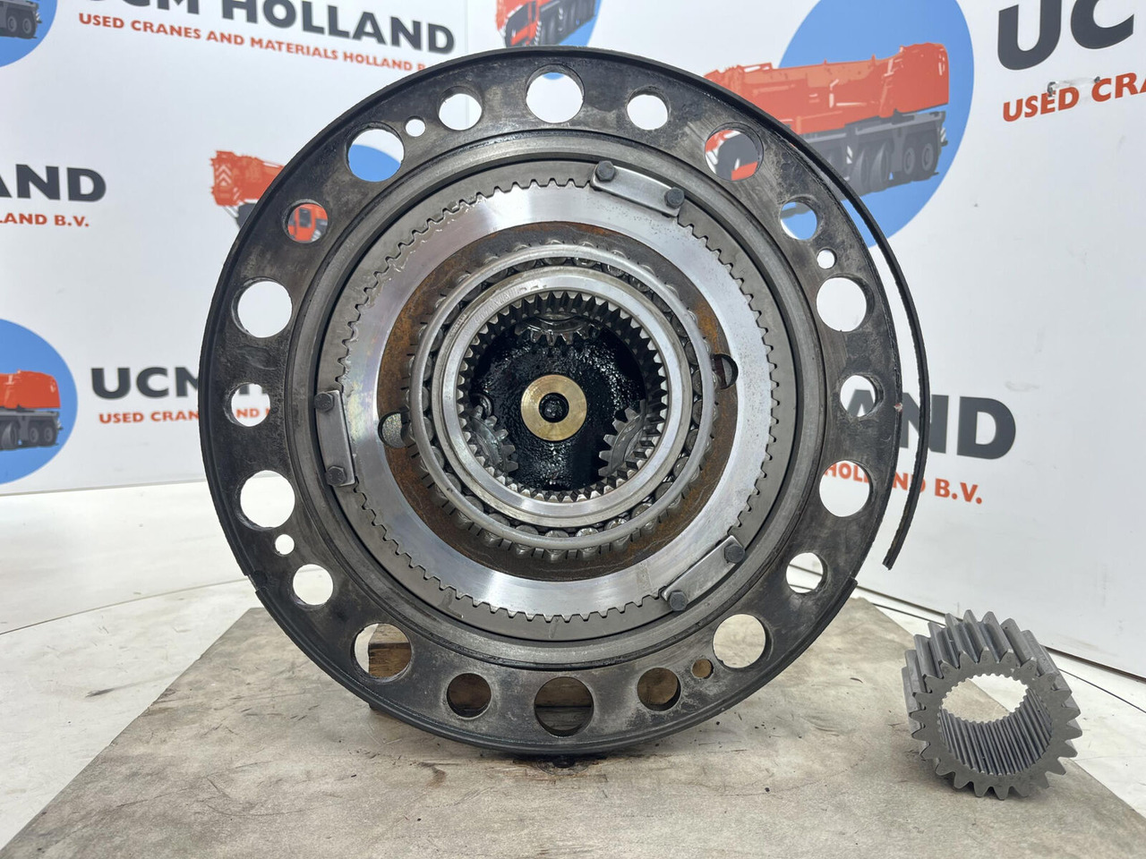 Terex/Demag AC 100/4 planetary gear 22-25-74-40-3pl-H127-46 - Moteur de translation pour Grue: photos 5 Terex/Demag AC 100/4 planetary gear 22-25-74-40-3pl-H127-46 - Moteur de translation pour Grue: photos 5
