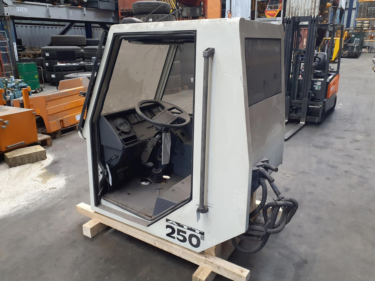 Terex PPM ATT 250 lower cabin - Cabine pour Grue mobile: photos 3 Terex PPM ATT 250 lower cabin - Cabine pour Grue mobile: photos 3