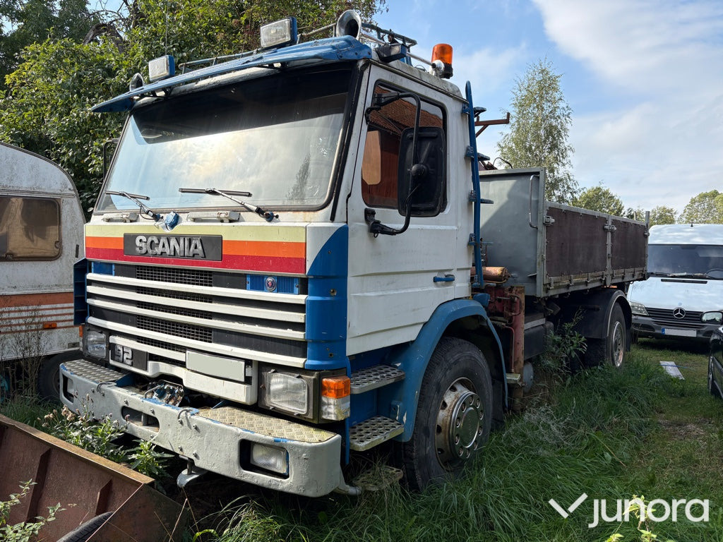 Lastbil Scania P92H 4X2 med lyftkran - Camion plateau, Camion grue: photos 1 Lastbil Scania P92H 4X2 med lyftkran - Camion plateau, Camion grue: photos 1